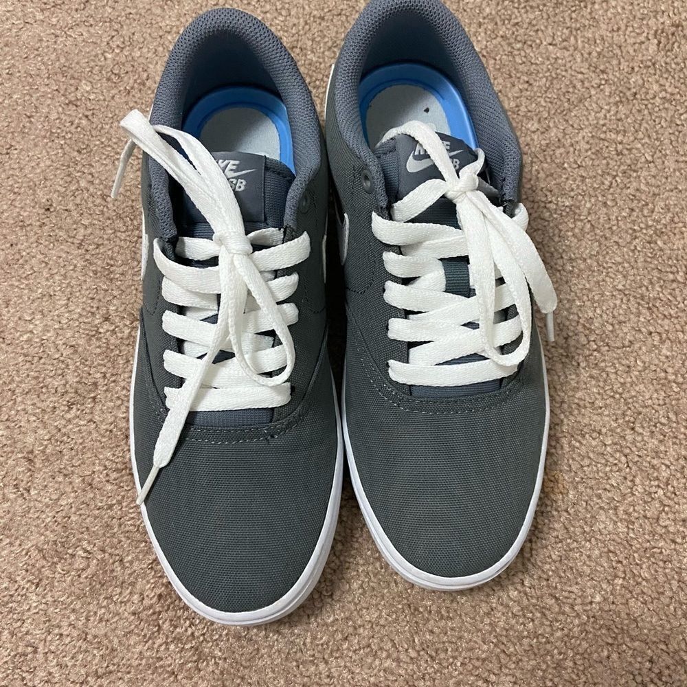 Nike SB Check Solarsoft Gray Canvas Shoe - Picture 2 of 7
